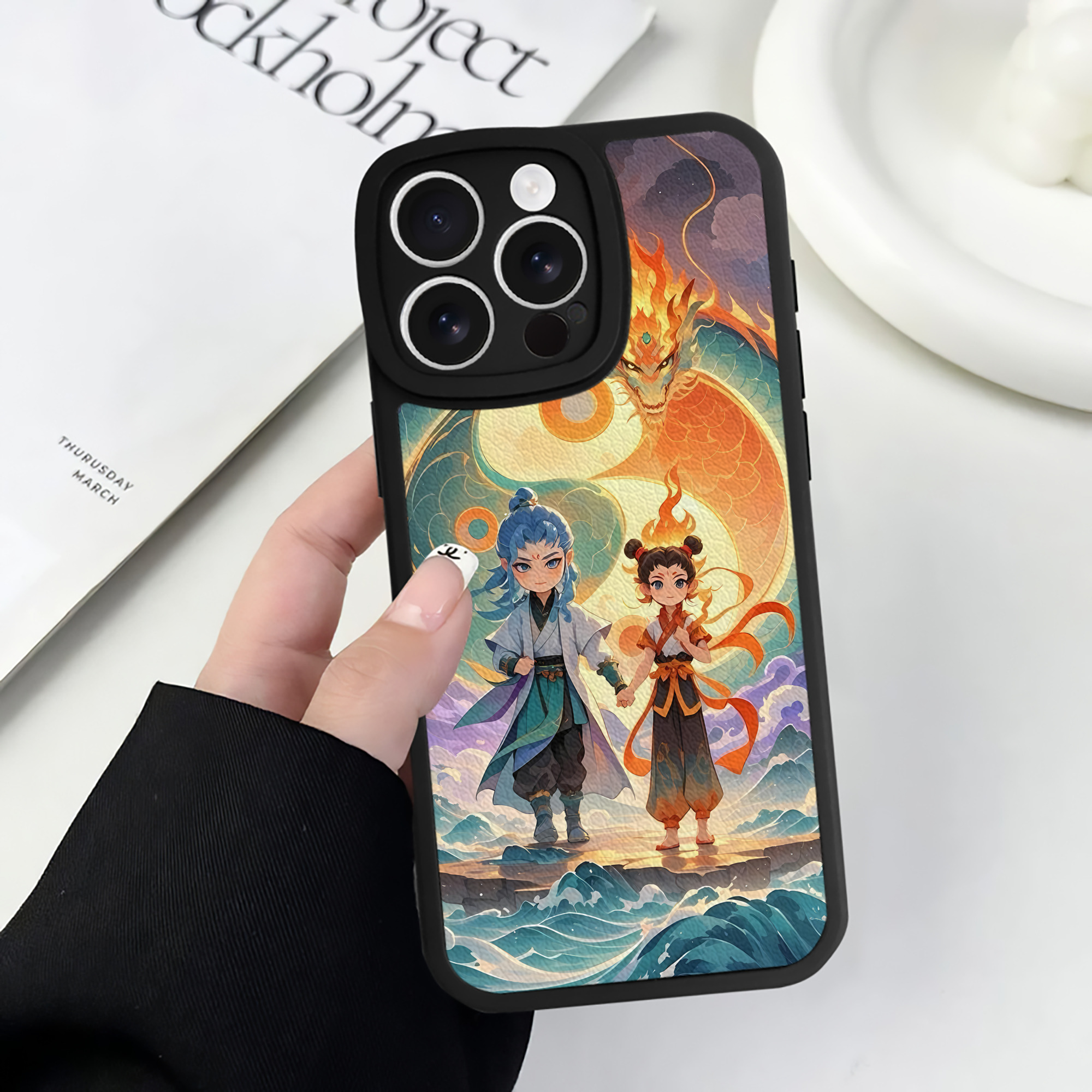 （画像用） Ne Zha 2 ナタ 魔童の大暴れ 【iPhone 16シリーズ対応】シリコンスマホケース（レザー調） 材質：シリコン